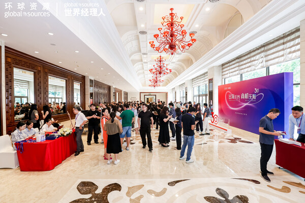 論壇簽處人潮涌動(dòng)