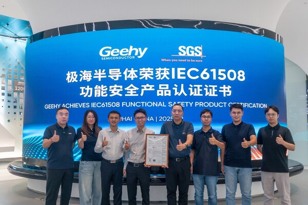 頒證現(xiàn)場(chǎng)雙方合影