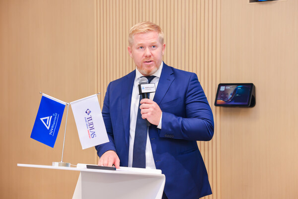 德國德累斯頓工業(yè)大學(xué)高級研究院院長Brian Bjoerndal-Pedersen發(fā)言 德國德累斯頓工業(yè)大學(xué)高級研究院院長Brian Bjoerndal-Pedersen發(fā)言