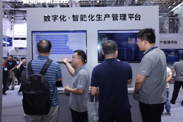 數(shù)智融合驅(qū)動新質(zhì)生產(chǎn)力，歐姆龍自動化亮相2025工博會