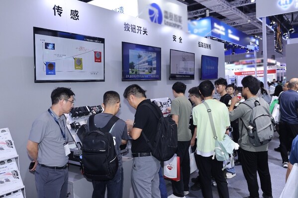 數(shù)智融合驅(qū)動新質(zhì)生產(chǎn)力，歐姆龍自動化亮相2025工博會