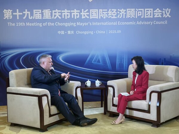 奧特斯全球首席執(zhí)行官馬銘天（Michael Mertin）出席重慶市市長國際經(jīng)濟顧問團會議