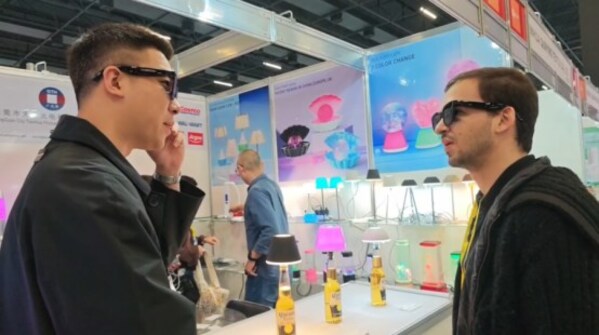 展商和買(mǎi)家通過(guò)AI眼鏡Global版實(shí)時(shí)溝通 展商和買(mǎi)家通過(guò)AI眼鏡Global版實(shí)時(shí)溝通