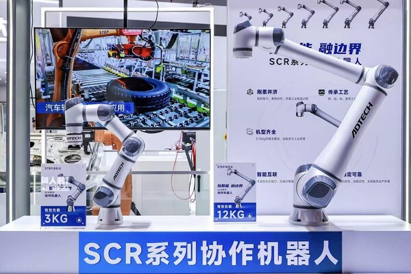 SCR系列協(xié)作機器人3kg（左）和12kg（右）