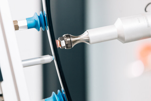 Openair-Plasma&reg; treatment enables chemical- and primer-free bonding, painting, printing and sealing and is already established in many processes in the automotive industry.(Copyright: Plasmatreat GmbH)