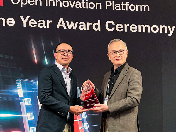 M31獲頒“臺(tái)積電 2025 OIP矽智財(cái)伙伴獎(jiǎng)” --M31總經(jīng)理-張?jiān)?左) M31獲頒“臺(tái)積電 2025 OIP矽智財(cái)伙伴獎(jiǎng)” --M31總經(jīng)理-張?jiān)?左)