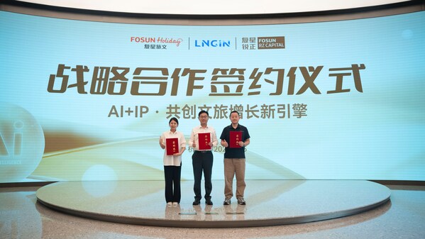 右起：復(fù)星旅文AI+總經(jīng)理、首席技術(shù)專家王大鵬，棱鏡智創(chuàng)創(chuàng)始人許敏，復(fù)星銳正輪值CEO鄭薇薇