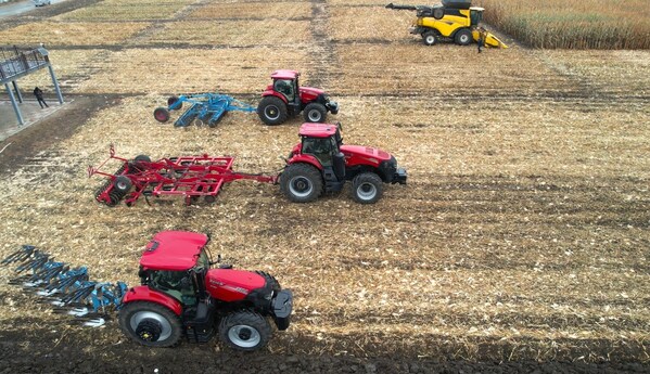 凱斯Magnum 4004 、Optum 3304、Puma 2704拖拉機及紐荷蘭CR8.90作業(yè)演示