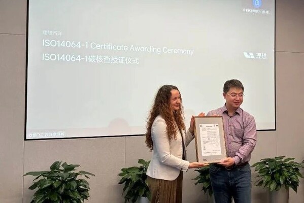 理想汽車ISO 14064-1頒證現(xiàn)場(chǎng)：左為BSI全球體系認(rèn)證業(yè)務(wù)總監(jiān)Sandra Volkanovska；右為理想汽車公共事務(wù)部高級(jí)總監(jiān)李健