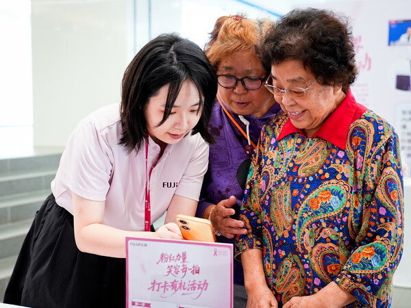 倪素娟老師在“粉紅嘉年華”互動交流（右一）