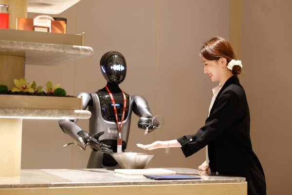 擎朗人形具身服務機器人XMAN-R1提供歡迎禮