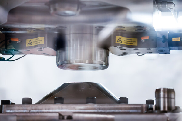 Cell Impact與thyssenkrupp Automation Engineering的合作基于Cell Impact Forming?技術(shù)——一種專利干式成型方法，利用高動能在超薄金屬上塑造復(fù)雜圖案。 通過精確控制沖擊速度，該技術(shù)可實(shí)現(xiàn)卓越的通道精度和厚度均勻性，是燃料電池和電解槽流場板的理想選擇。