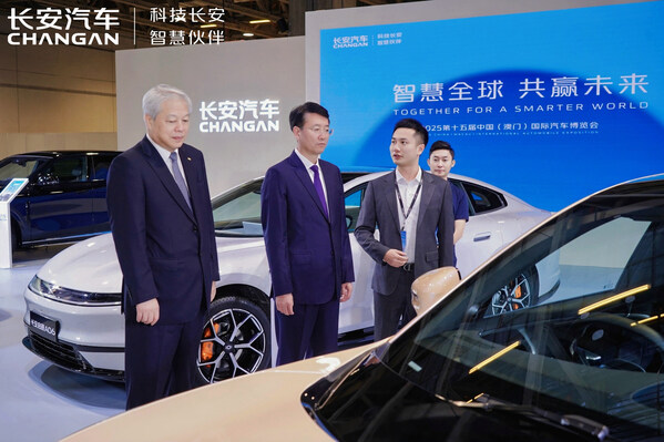 國務(wù)院國資委黨委委員肖宗輝、南光集團(tuán)董事長傅建國參觀長安展臺