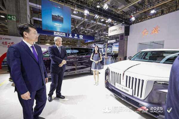 國務(wù)院國資委黨委委員肖宗輝、南光集團董事長傅建國參觀紅旗展臺