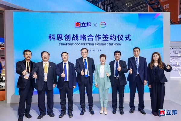 立邦中國首席運(yùn)營官孫榮隆，立邦中國采購總部副總裁柏毅，立邦中國技術(shù)研發(fā)副總裁兼TU創(chuàng)新&研發(fā)總部總裁蔡永岳，科思創(chuàng)全球高級(jí)副總裁、科思創(chuàng)中國區(qū)總裁雷煥麗，科思創(chuàng)涂料與膠粘劑事業(yè)部亞太區(qū)高級(jí)副總裁Anand Khot，科思創(chuàng)涂料與膠粘劑事業(yè)部大中華區(qū)副總裁李金旗等嘉賓共同出席簽約儀式