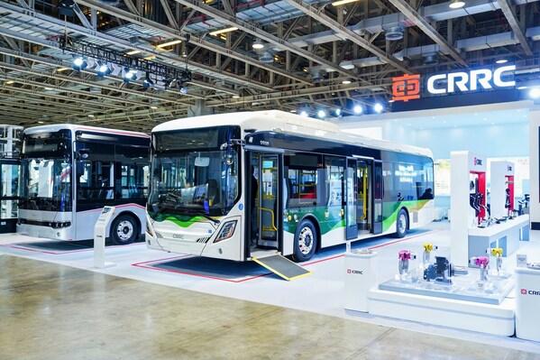 8.5米純電動公交車（左）與12米低地板電動巴士（右）