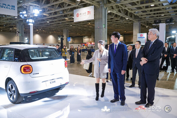 國務(wù)院國資委黨委委員肖宗輝、南光集團(tuán)董事長傅建國參觀江淮汽車展臺(tái) 國務(wù)院國資委黨委委員肖宗輝、南光集團(tuán)董事長傅建國參觀江淮汽車展臺(tái)