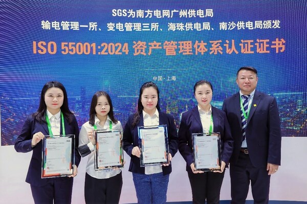 SGS管理與保證事業(yè)群華東區(qū)總經(jīng)理陳慧均(右一) 為南方電網(wǎng)旗下多家單位頒發(fā)ISO 55001資產(chǎn)管理體系認(rèn)證證書