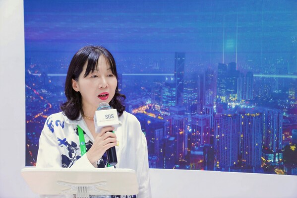 SGS中國(guó)管理與保證事業(yè)群可持續(xù)發(fā)展總經(jīng)理李蕾在聯(lián)眾醫(yī)療獲頒SGS數(shù)據(jù)資產(chǎn)管理體系認(rèn)證證書(shū)頒證儀式上發(fā)言