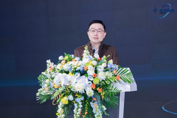 中集車輛董事長(zhǎng)兼CEO李貴平在主展臺(tái)開場(chǎng)致辭 中集車輛董事長(zhǎng)兼CEO李貴平在主展臺(tái)開場(chǎng)致辭