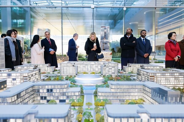 新華絲路：智庫(kù)代表團(tuán)參觀京東全球總部，感受數(shù)智化創(chuàng)新成果