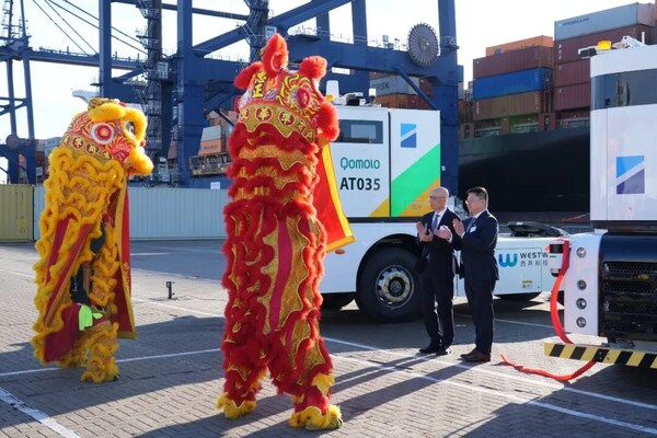 圖:無(wú)人駕駛卡車Q-Truck展示活動(dòng)暨第二批車輛交付儀式現(xiàn)場(chǎng) 圖:無(wú)人駕駛卡車Q-Truck展示活動(dòng)暨第二批車輛交付儀式現(xiàn)場(chǎng)