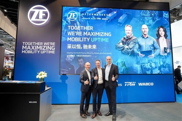 從左至右：采埃孚售后亞太區(qū)負(fù)責(zé)人張志豪（Teoh Chee How）, 采埃孚售后全球商用車事業(yè)線負(fù)責(zé)人亞歷山大?列夫諾維奇（Aleksander Rabinovitch），采埃孚售后全球乘用車事業(yè)線負(fù)責(zé)人馬克斯?維蒂希（Markus Wittig）