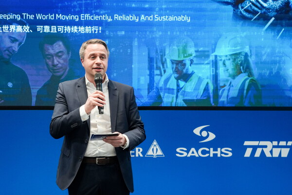 圖:亞歷山大·列夫諾維奇先生在簽約儀式上致辭 圖:亞歷山大·列夫諾維奇先生在簽約儀式上致辭