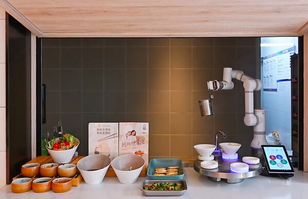 智能新伙伴：首旅如家煮面機器人上線，人氣面檔成打卡新寵