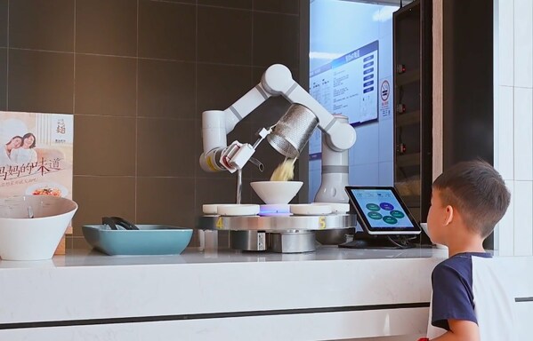 智能新伙伴：首旅如家煮面機器人上線，人氣面檔成打卡新寵