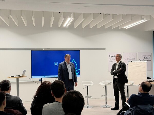 TÜV南德北亞區(qū)工業(yè)服務(wù)部總監(jiān)Dr. Helge Knobbe(左)和TÜV南德伊比利亞公司CEO José María Arnau(右)開場致辭 TÜV南德北亞區(qū)工業(yè)服務(wù)部總監(jiān)Dr. Helge Knobbe(左)和TÜV南德伊比利亞公司CEO José María Arnau(右)開場致辭