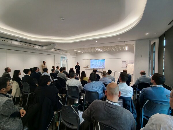 TÜV南德大中華區(qū)工業(yè)服務(wù)部海外直接投資專家周波(左)和丘金超(右)進(jìn)行主題分享 TÜV南德大中華區(qū)工業(yè)服務(wù)部海外直接投資專家周波(左)和丘金超(右)進(jìn)行主題分享