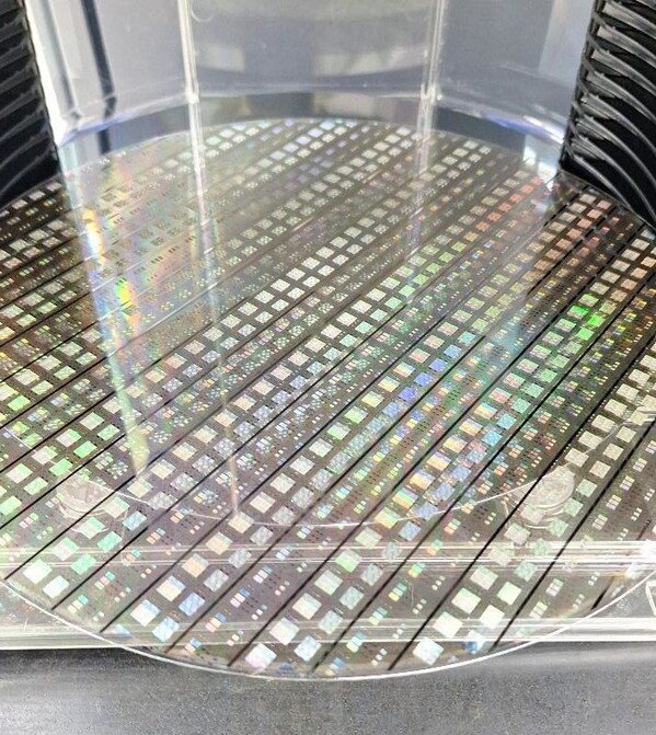 來源：MetaOptics Ltd自行設(shè)計(jì)的12吋玻璃晶圓上的矩形超透鏡展示圖