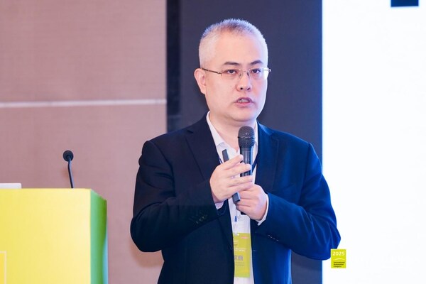 劉宗巍博士，清華大學(xué)（車(chē)輛與運(yùn)載學(xué)院）汽車(chē)產(chǎn)業(yè)與技術(shù)戰(zhàn)略研究院院長(zhǎng)助理、副研究員，中國(guó)汽車(chē)工程學(xué)會(huì)會(huì)士