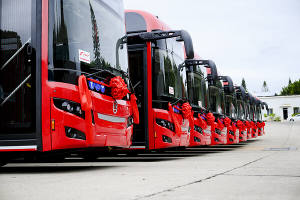 菲亞特動(dòng)力科技助力首批金龍客車交付塞爾維亞公共交通系統(tǒng)，鞏固了其在天然氣動(dòng)力領(lǐng)域的領(lǐng)先地位