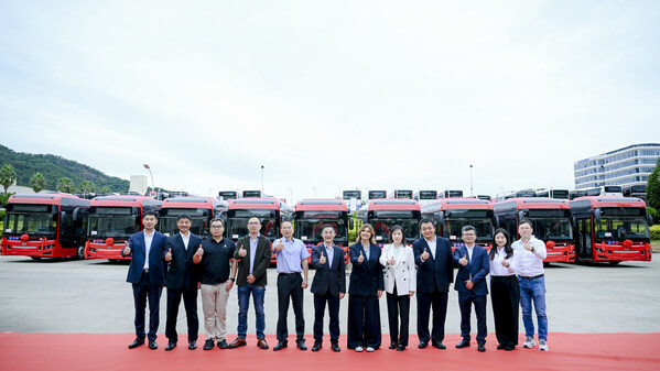 菲亞特動(dòng)力科技 與廈門金龍旅行車有限公司交付儀式現(xiàn)場