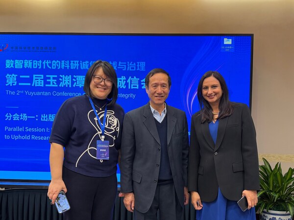 *左起：CACTUS中國區(qū)副總經(jīng)理蔡莉琴女士 / STM中國顧問、開放獲取期刊目錄(DOAJ)中國大使、中國高?？萍计诳芯繒u理事長顏帥博士 / Paperpal產(chǎn)品技術(shù)總監(jiān)Shilpi Mehra女士*