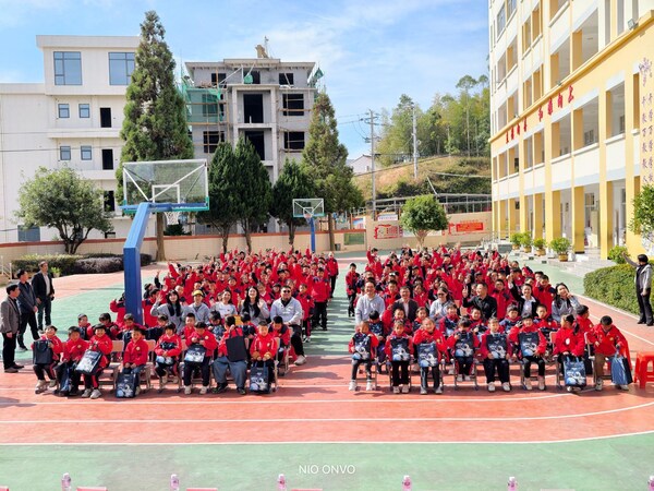 RingCentral企業(yè)代表、鄉(xiāng)鎮(zhèn)領(lǐng)導(dǎo)及巷雅小學(xué)師生一同合照留念