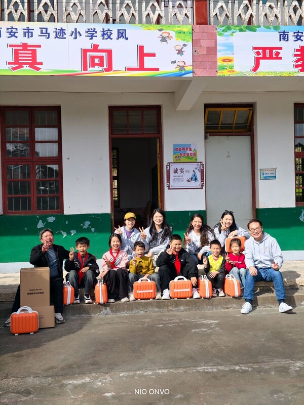 RingCentral企業(yè)代表捐贈(zèng)電腦及文具禮包予馬跡小學(xué)校長(zhǎng)和六名學(xué)生