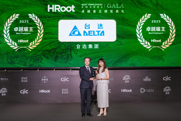 臺(tái)達(dá)從900多家企業(yè)中脫穎而出，四度蟬聯(lián)HRoot"卓越雇主"，HRoot執(zhí)行主編管怡靜（右）為臺(tái)達(dá)頒獎(jiǎng)，臺(tái)達(dá)全球人資長(zhǎng)陳啟禎（左）上臺(tái)領(lǐng)獎(jiǎng)并發(fā)表獲獎(jiǎng)感言。