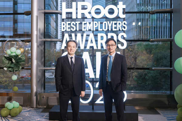 臺(tái)達(dá)全球人資長(zhǎng)陳啟禎（左）與臺(tái)達(dá)中國(guó)人資長(zhǎng)吳育豪（右）共同出席HRoot頒獎(jiǎng)典禮。