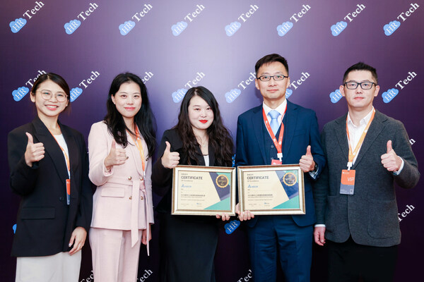 臺(tái)達(dá)首度榮獲HRTech "2025數(shù)字人力資源科技最佳團(tuán)隊(duì)獎(jiǎng)"、"2025數(shù)字人力資源科技最佳實(shí)踐"兩項(xiàng)殊榮，HRTech商務(wù)總監(jiān)奈斯（左三）與臺(tái)達(dá)人資團(tuán)隊(duì)合影。