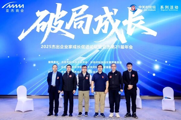 從左到右：馬建平、殷積磊、王維、趙迪、韓冬、鄭書新