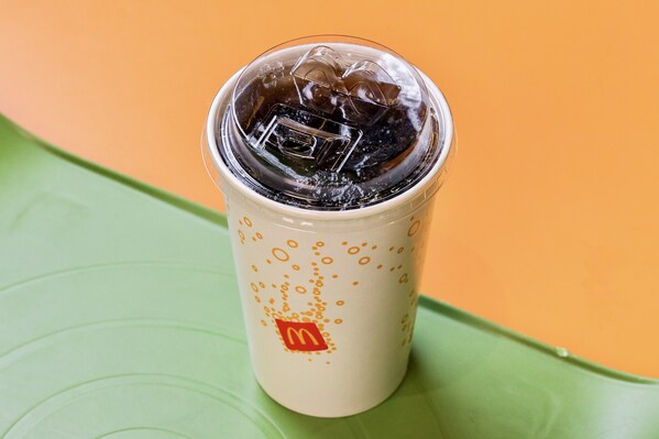 麥當(dāng)勞新冷飲杯蓋創(chuàng)新使用“雙拱形防溢”結(jié)構(gòu)，防漏性能得到有效提升