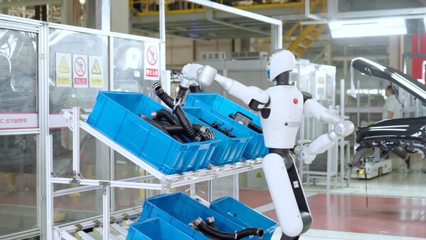 銀河通用機(jī)器人Galbot G1在生產(chǎn)線執(zhí)行物料分揀調(diào)試工作 銀河通用機(jī)器人Galbot G1在生產(chǎn)線執(zhí)行物料分揀調(diào)試工作