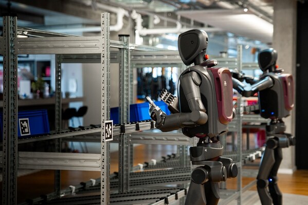 人形機器人在真實倉儲場景下的協(xié)同工作流程中，安全可靠地完成自主作業(yè)