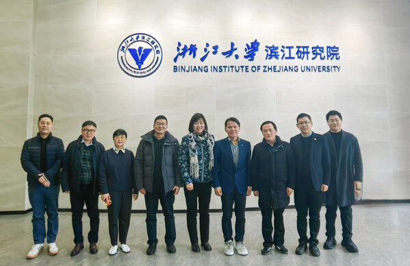 TÜV南德與浙江大學(xué)濱江研究院雙方領(lǐng)導(dǎo)合影 TÜV南德與浙江大學(xué)濱江研究院雙方領(lǐng)導(dǎo)合影