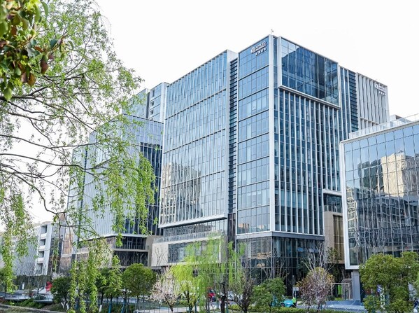 應(yīng)用材料中國公司上?？偛看髽峭饩?></p><p>應(yīng)用材料中國公司上?？偛看髽峭饩?/p><p>  </p><p>LEED認證是全球最具影響力的綠色建筑評估體系之一，強調(diào)節(jié)能、節(jié)水、材料環(huán)保與室內(nèi)環(huán)境質(zhì)量。WELL認證是全球領(lǐng)先的健康建筑評估體系之一，聚焦建筑對人體健康的影響，從空氣、水、光照、營養(yǎng)、運動、舒適度、聲音、材料、心理健康與社區(qū)互動等十個維度，全面提升員工的身心福祉。</p><p>  </p><p><img src=