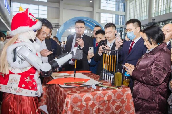 墨甲機(jī)器人家族亮相2026奇瑞Ai之夜，演繹多種場景應(yīng)用