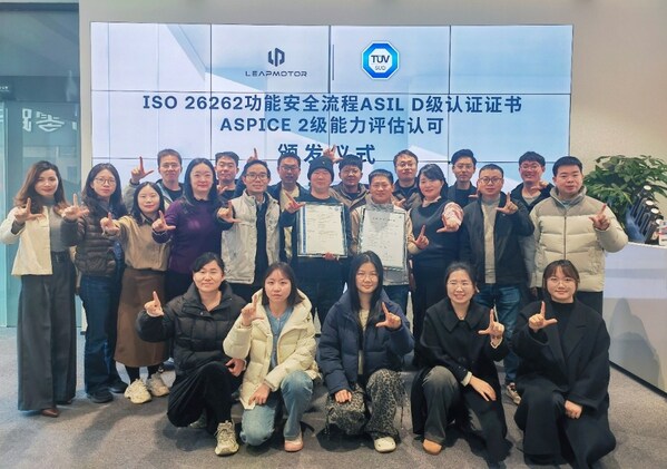 TÜV南德與零跑科技雙方代表合影 TÜV南德與零跑科技雙方代表合影